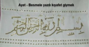 Ayet Besmele yazili kiyafet giymek